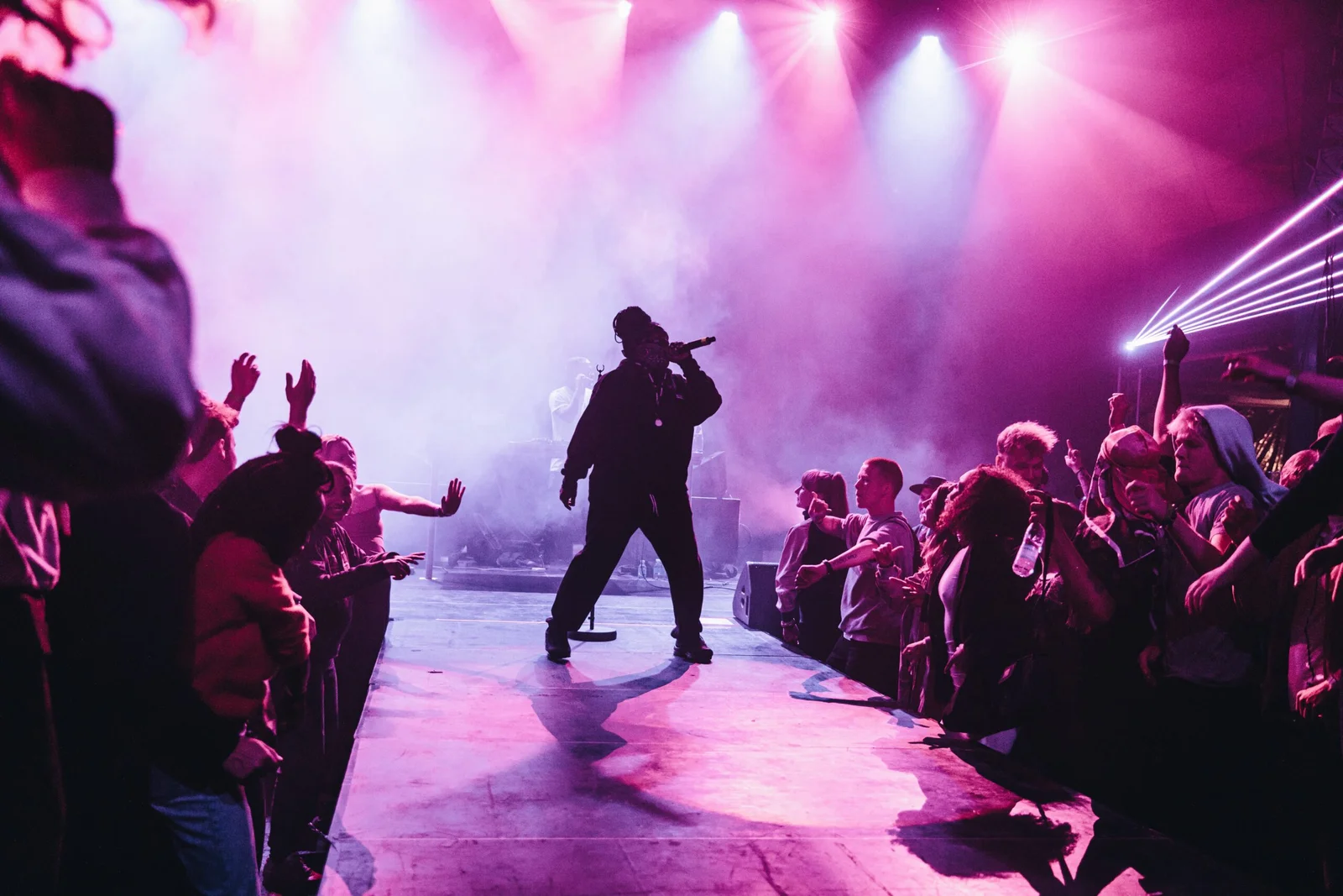 Koncert med publikum og farvet scenelys.